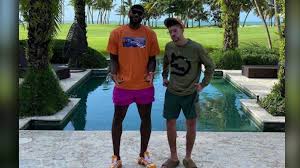 Feliz fin de semana mi gente.!! Asi Fue La Iconica Reunion Entre Lebron James Y Bad Bunny En Puerto Rico Video Cnn