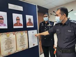 Berikut dikongsikan beberapa cara atau kaedah membuat semakan saman menggunakan perkhidmatan sms di semoga perkongsian cara check saman trafik pdrm jpj dan aes online ini boleh dijadikan panduan buat para pengguna jalanraya. Tiga Berstatus Gelaran Datuk Datin Indragiri Ditahan Polis