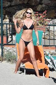 A modelo não come carne animal há seis anos, e agora decidiu se aprofundar no tema e virar vegana, não comendo mais. Yasmin Brunet In Black Bikini 2018 05 Gotceleb