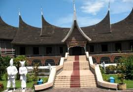 Sebelum penjajah barat menakluki alam melayu ini, beberapa buah kerajaan yang masyhur telah bertapak kuat dalam rantau dan daerah tertentu seperti kerajaan sri vijaya yang berpusat di palembang, majapahit, bugis, riau lingga, pasai. Raja Raja Minang Di Nusantara Afandri Adya
