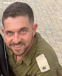 הלב נשבר 💔 רס"ן במיל' מושיקו (מקסים) רוזנוולד ממודיעין מכבים רעות הי"ד.  נפל בקרבות ברצועת עזה. שולח תנחומים וחיבוק גדול למשפחתו וחבריו. יהי זכרו  ברוך 🕯️