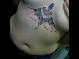 No olvides dar click en los tatuajes más peligrosos que jamás debes hacerte para que nunca se te ocurra hacerte uno de esos. Tatuaje Debajo Del Pecho Peposk Tattoo Youtube
