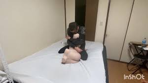 松葉崩し】激しく興奮して高速腰振り中出しするデカチン男 - Pornhub Gay
