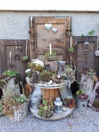 Ohne Irgendeinen Pflegeaufwand Gedeihen Die Vielen Hauswurzen Aus Dem Letzten Jahr Hervorragend Anfang Juni Gartenprodukte Garten Deko Garten Gestalten Ideen