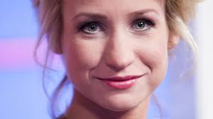 Npo 1 (tot 19 augustus 2014 nederland 1) is de oudste televisiezender van nederland en één van de drie belangrijkste zenders van de npo. Dionne Stax Makes End Of Year Show At Npo1 With Seven Celebrities Teller Report