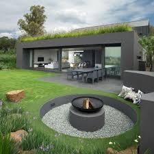 Setzen Wir Uns Neben Die Feuerstelle Im Garten Hin Feuerstelle Garten Vorgarten Modern Vorgarten Design