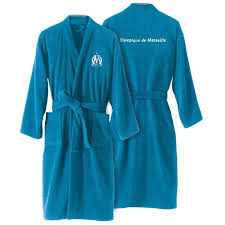 Qu'on le prédestine à nos séances de piscine ou à nos soirées télé, le peignoir se diversifie pour répondre à nos envies. Peignoir Cdiscount Maison