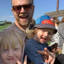 Kære smuklinger. Armbåndene er på vej! Vi venter på, at  "put-i-kuvert-og-slik-på-frimærke"-folkene bliver klar med alle de mange  tusinde forsendelser. Vi kan se, at der finder en del uautoriseret handel  sted med festivalbilletter,