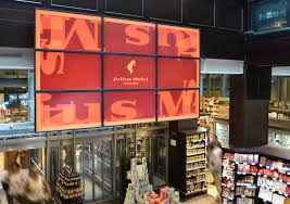 Das 1950 eröffnete geschäft ist mit einem sortiment von über 17.000 artikeln das größte delikatessengeschäft in wien. Julius Meinl Am Graben Gmbh In 1010 Wien Julius Meinl Am Graben Wko Firmen A Z