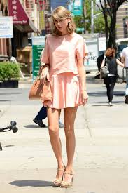 Taylor swift on her cat's attempt to destroy her met gala dress: Pin By Madswift On 1989 Era Street Style Taylor Swift Outfits Taylor Swift Street Style Taylor Swift Style