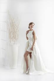 Abiti da sposa offre collezioni di abiti da sposa per il tuo matrimonio.e' possibile consultare l'archivio degli abiti da oggi gli abiti da sposa dimostrano una notevole evoluzione ma, come sempre, i classici non muoiono mai. Abiti Da Sposa Corti 2021 Milano Atelier Rovi Sposi