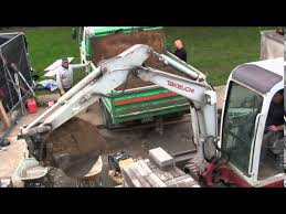 Takeuchi minibagger tb 125 mit grabenraumwanne. Takeuchi Tb125 Mini Digger In Action Youtube