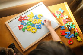 Pada momen tersebut, anda bisa mulai memperkenalkan alfabet. Usia Tepat Bagi Anak Belajar Mengenal Huruf Dan Angka