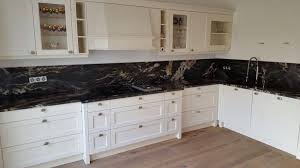 Montage Der Belvedere Granit Ruckwande In Koln Granit Kuche Http Www Maasgmbh Com Aktuelle Koeln Belvedere Granit Rueckwae Kuche Granit Arbeitsplatte