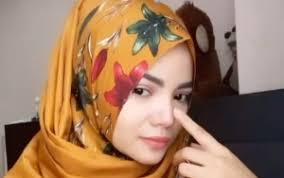 Video directed by ronyrom executive producer dinar candy edit & effects by james lama music produced by nick barrel arrangement by liquid. Dinar Candy Blak Blakan Pakai Hijab Selama Ramadan Karena Seorang Pria Berseragam Siapa