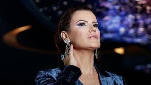 With the support of her followers, elma aveiro continues to build her career. Elma Aveiro Partilha Tesourinho Com Mais De 25 Anos Inacreditavel Mas Era Assim