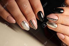 Diseno De Manicura Negro Color Beige Y Plateado Con Abstraccion Fotos Retratos Imagenes Y Fotografia De Archivo Libres De Derecho Image 88442900