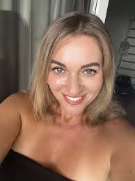 Hi everyone 👋 My name is Amanda and I'm half Swedish 🇸🇪 half British  🇬🇧 29 y/o and just moved to Lisbon last week to work 100% remote with  digital support. I