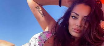 Nous sommes alors en 2009, et la jeune femme remporte assez d'argent pour donner un nouveau souffle à sa vie. Emilie Nef Naf Pose Dans Une Tenue Transparente Et Tres Sexy Mce Tv