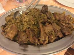 Il piatto tipicamente lombardo, la cassoeula, si rispecchia in questa versione più leggera e rapida di verze con le costine, da servire con la polenta. Costine Di Maiale Con Verze Fotografia De Batatocs Crathule Claut Tripadvisor