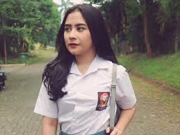 6 fakta gofar hilman, mantan kekasih putri tanjung yang mundur dari pns. Unggah Video Masa Sma Prilly Latuconsina Malah Merasa Seperti Anak Sd Showbiz Liputan6 Com