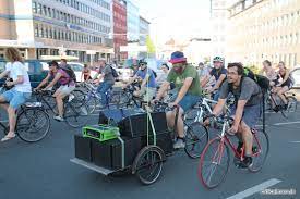 Critical mass is a mass bicycle ride that takes place on the last friday of each month in cities vor dort fahren die jeweiligen kritischen massen, also wir, gemeinsam durch unsere schöne stadt um. Fotos Von Der Critical Mass In Nurnberg Am 27 07 2018 Rathenauplatz Bayern