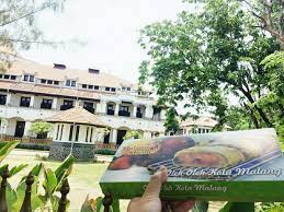 Traveller lebih mengenalnya dengan nama tumpak sewu, air terjun dengan ketinggian 150 meter yang diapit tebing tinggi di sisinya. Malang Strudel Jalan Jalan Ke Lawang Sewu Malang Strudel