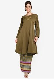 In the modern version, the fold on the skirt (the right) does not necessarily start from the waistline. Kurung Pahang Moden Mia From Yans Creation In Green Artofit