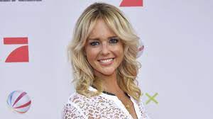Chantal janzen geeft zicht letterlijk bloot aan eva jinek in het interview voor de eerste editie van het magazine &c there is so much more to see… ga snel na. Eine Ehre Chantal Janzen Uber Jury Job Beim Supertalent Promiflash De