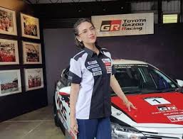 Alexander charles yoong loong atau lebih dikenali dengan nama alex yoong seorang pelumba kereta sejak usia seawal umur 16 tahun. Farid Restu Diana Danielle Jadi Pelumba Kereta Suara Viral Malaysia