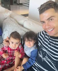 10 Potret Gemas Anak Kembar Cristiano Ronaldo yang Baru Ulang Tahun