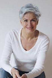 Idée coiffures cheveux mi longs. Silver Agence De Top Modeles De Plus De 40 Ans Paris Cheveux Courts Blancs Coiffures Cheveux Gris Coupe De Cheveux Courte