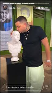 Η κοπέλα περνάει δύσκολες στιγμές. Mad Clip Eixe Ta Gene8lia Kai Oi Filoi Toy Ton Ekanan Agalma Fwtografies