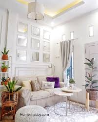 Pada gambar di atas anda dapat melihat ruang duduk yang cantik dan meja kopi bercermin di tengahnya. 6 Dekorasi Dinding Ruang Tamu Minimalis Cantik Kreatif Homeshabby Com Design Home Plans Home Decorating And Interior Design