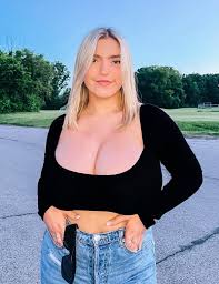 Thick TikToker Gets Her Huge Tits Out - vsco_061022 Porn Pic - EPORNER