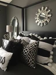 It makes so beautiful color combination inspired from this image. Deko Tipps Graue Waende Spiegel Schwarzes Bett Kissen In Weiss Und Schwarz Black Bedding Home Decor Bedroom Decor