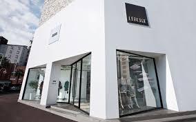 In addition to countertops, staron® sinks and bowls are available in these solid colors. Staron Solid Surface Exterior Design Kuho Flagship Store Jeju Korea Sp016 Pure White Style Korea Exterior Design Solid Surface Porous Materials