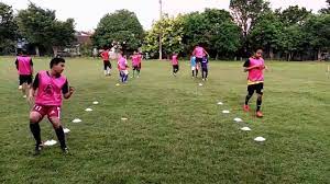 Latihan ini pun dibuat agar bisa dilakukan di rumah, tanpa harus. Latihan Fisik Sepak Bola Youtube