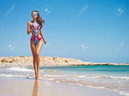 海の上を実行して幸せなスレンダー美人の屋外のファッション写真。ビーチ旅行。夏の感じの写真素材・画像素材 Image 84013891