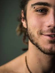 Piercing luxury a créé ce piercing rien que pour les hommes. Le Piercing A L Arcade Convient Aussi Aux Hommes Dans Top 16 Des Idees De Piercings A L Arcade Les Plus Beaux Piercing Visage Piercing Homme Piercing Meduse