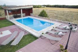 Si buscáis un espacio versátil para vuestra boda, que logre convertirse desde ese escenario romántico para vuestra ceremonia, la pista para el primer baile como esposos y por supuesto el ambiente ideal para un festín soñado, moai drinks & music es vuestra. Casa Loralba Casa Rural En Viloria Valladolid