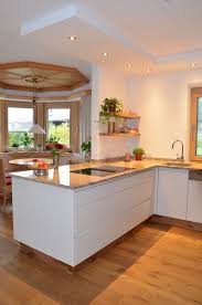Kuche In Eiche Altholz Mit Spiegelglanz Fronten Grifflos Und Kombiniert Mit Ei In 2020 Stylish Kitchen Kitchen Inspirations Home Bar Designs