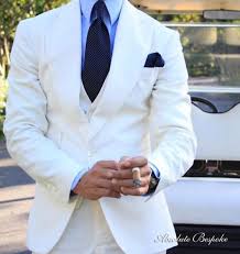 Con esta corbata práctica y elegante te verás realmente a punto. Vestido De Lino Blanco Traje De Lino Blanco Convinaciones De Ropa Hombre Trajes De Hombre