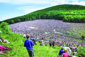 Sanctitatea sa a venit la şumuleu ciuc cu un papamobil de culoare albă, marca dacia duster. De Ce Papa Francisc Va Vizita Sumuleu Ciuc