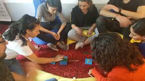 Yapılandırmacı öğretimde bireylerden eski bilgilerini harekete geçirmesi beklenir. Ilkokul Matematigi Ogretiminde Yapilandirmaci Ogrenme Ortamlari Ted Universitesi