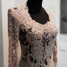 Atasan kebaya dengan kerah sabrina ini punya bentuk pas badan. 6 Model Kerah Kebaya Yang Bisa Anda Pilih Sesuai Bentuk Tubuh
