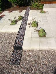 Jardin Beton Et Verdure Galets Et Gravillons Roche Amenagement Paysager Amenagement Exterieur Design Jardin