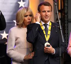 Emmanuel macron et les deux youtubeurs se sont quittés sur un score de quatre partout. Un Immense Scandale Le Jour Ou Brigitte A Quitte Son Ex Mari Pour Emmanuel Macron