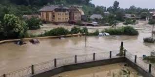 В городе стало смывать машины, вода залилась в дома. Wxpv2ubrxlqrom