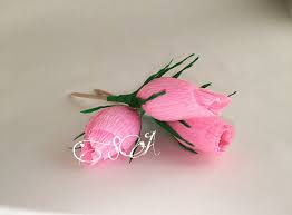 как сделать бутон розы из гофрированной бумаги без конфет Buton Rozy S Konfetkoj Iz Gofrirovannoj Bumagi Master Klass Bumazhnyj Cvetok Cvety Iz Krep Bumagi Valentinki Svoimi Rukami